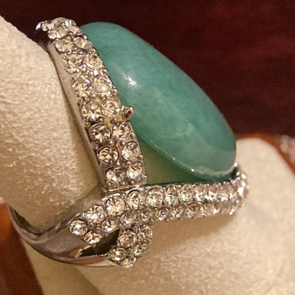 NWOT Stunning pear shaped green stone ring on silver tone with faux diamonds - Picture 3 of 6